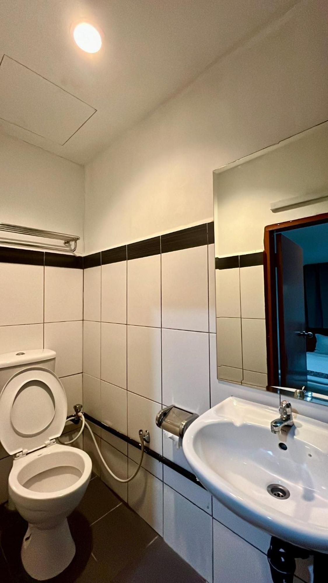 Switz Paradise Hotel - 5 Minute Walk To Centre Point And 10 Minute Walk To Waterfront- Kota Kinabalu Extérieur photo